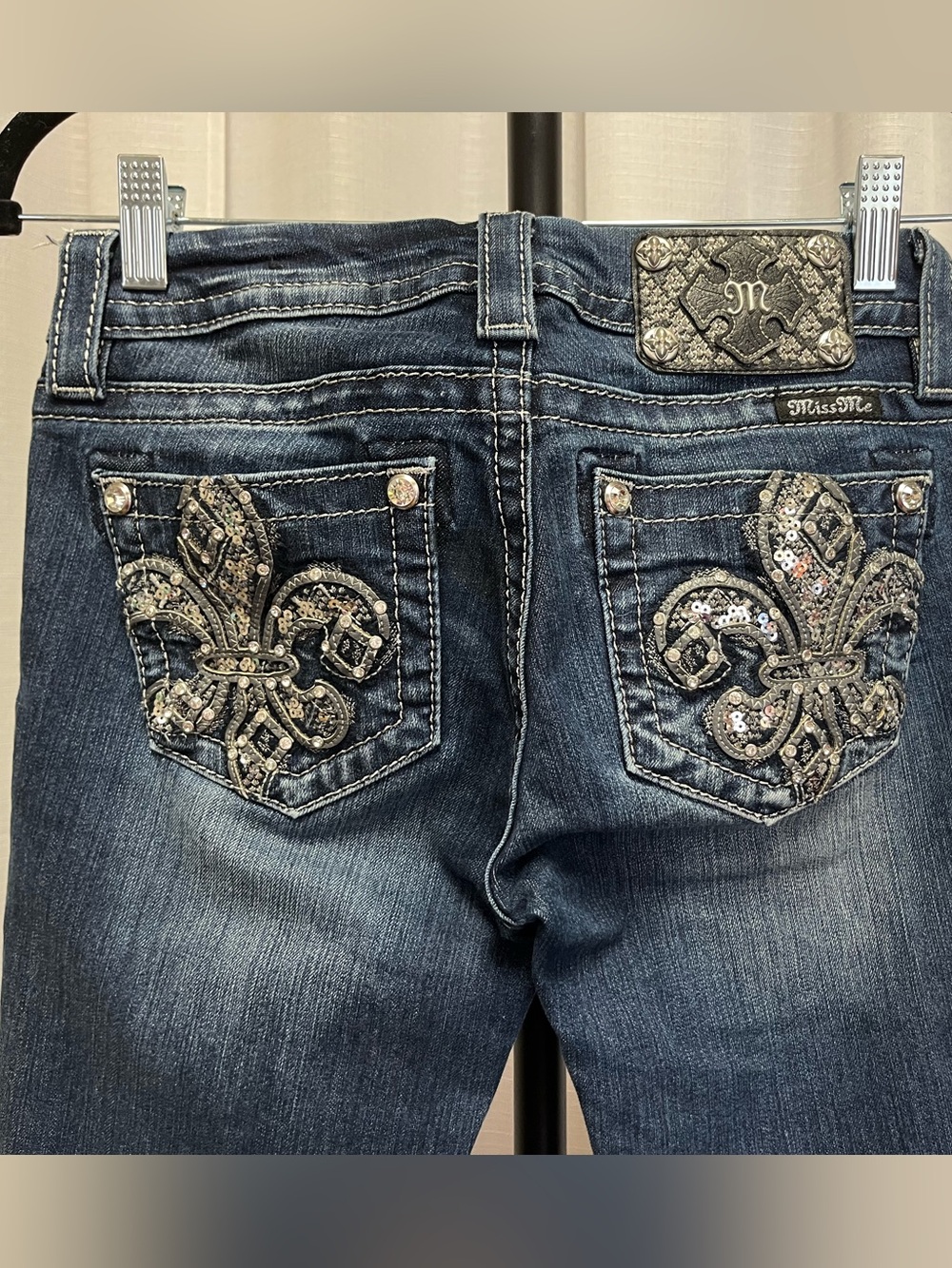 Miss Me brand bootcut jeans featuring a distinct Fleur de Lis design | size 24 - Picture 4 of 7